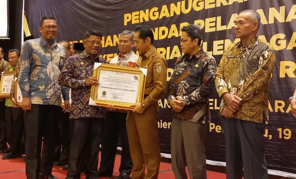 Pemkab Pelalawan Terima Penghargaan Penilaian Kepatuhan Penyelenggaraan Pelayanan Publik
