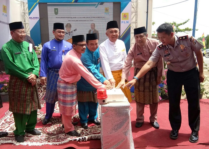 Dihadiri Gubri, Peresmian Penyalaan Listrik 13 Desa Dipusatkan di Kuala Gasib-Siak
