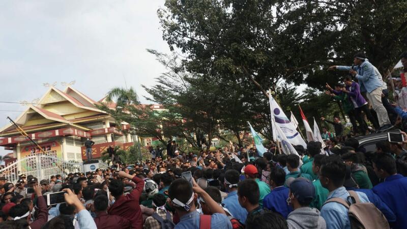Demo BEM Sri di DPRD Riau, 6 Mahasiswa Jadi Korban, 1 Dirawat Intensif 