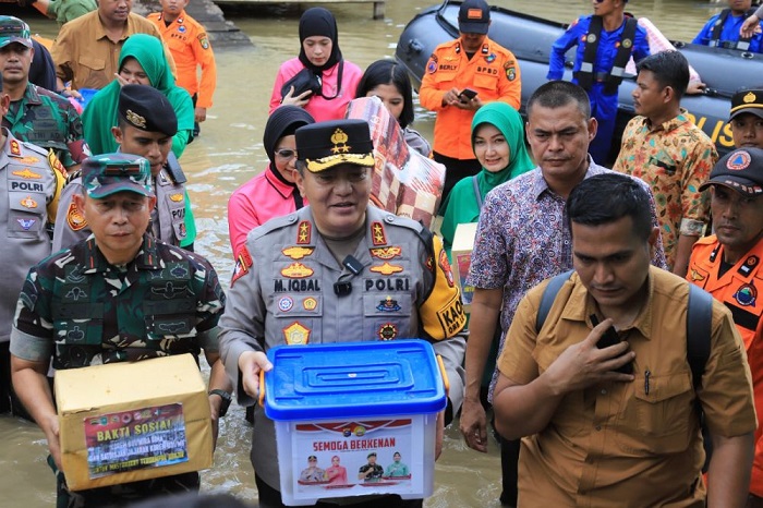Kapolda dan Danrem Basah-Basah Salurkan Bansos di Rohul