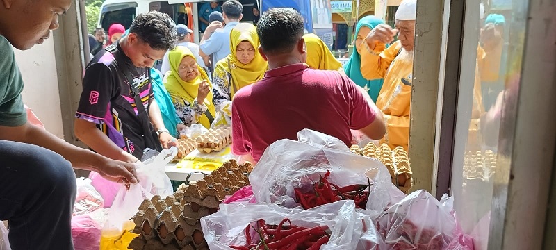 Warga Serbu Cabai Merah  PAK AMAN  di Masjid Raya Senapelan