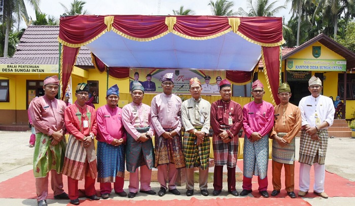 Silaturrahmi, Pj Bupati Rudiyanto Serahkan e-KTP warga Sungai Intan