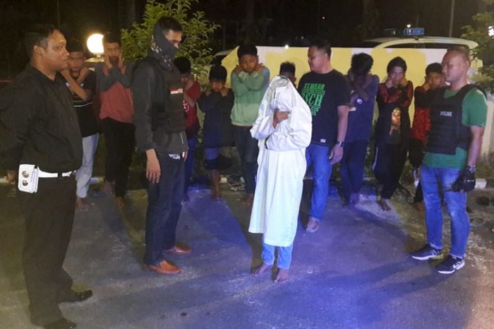 KOCAK ABIS...Diburu Polisi, 12 Pocong Jadi-jadian Lari Tunggang-langgang