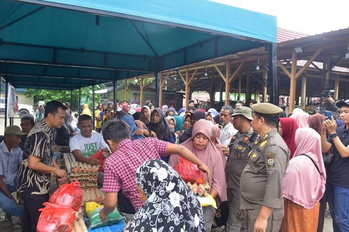 Masyarakat  Padati Gerakan Pangan Murah Bersubsidi di Teratak Buluh Kampar