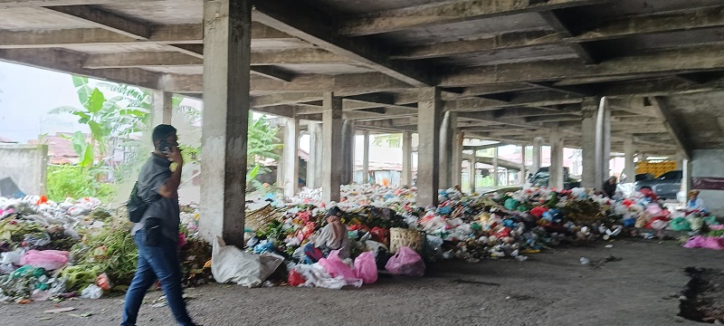 Sudah Sebulan Sampah di Pasar Cik Puan Tak Diangkut