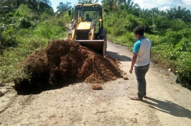 Dinas PUPR Rohul Perbaiki Jalan Longsor Ke Objek Wisata Hapanasan