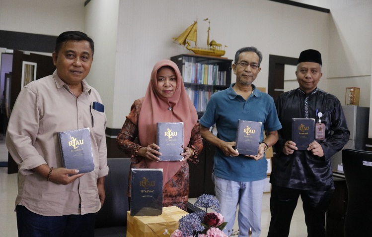 Dispusip Pekanbaru  Terima Hibah Buku 'Riau Istimewa'