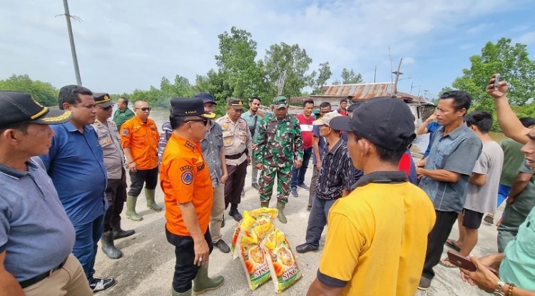 Asmar Serahkan  Sembako untuk Masyarakat Korban Banjir  di Pulau Merbau