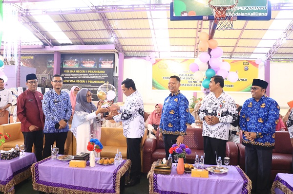 Pj Wali Kota Muflihun Beri Kejutan Datang ke Tempatnya Menimba Ilmu di SMAN 1 Pekanbaru