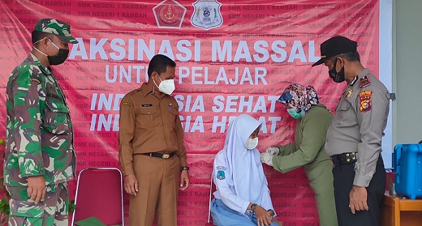 Ratusan Pelajar SMK Negeri 1 Rambah  Lakukan Vaksinasi Covid 19