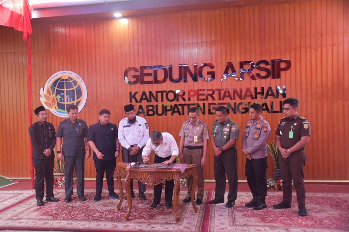 Asisten Andris Wasono Hadiri AcaraTeken Pencanangan Eksternal Pembangunan Zona Integritas