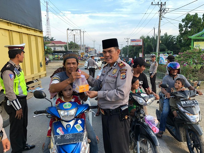 Jajaran Polres Siak Bagi-bagi Takjil di Lubuk Dalam