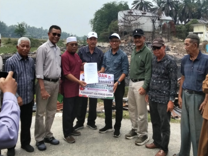 Peduli Ponpes Terbakar, Forum Purnabhakti ASN Pemkab Kampar Donasikan 153 Sak Semen untuk Membangun Kembali Asrama Santri Ponpes Syech Burhanuddin