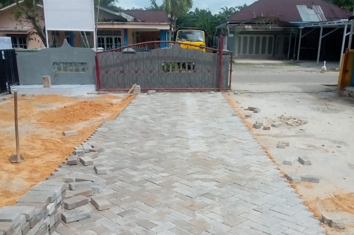 Pemprov Riau Pasang Paving Blok Masjid Nur Ilham