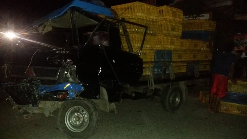 Dua Truk Angkut Ayam Laga Kambing di Jalan Lintas Siak Hulu- Simpang Buluh Cina