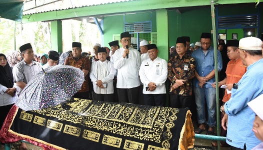 Bupati Kampar Antarkan Kepergian Kakak Kandungnya Ke Tempat Peristirahatan Terakhir