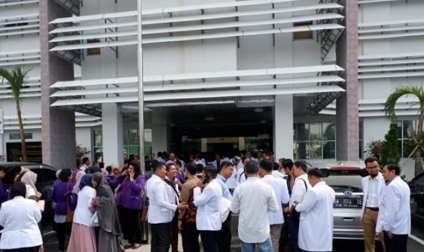 Tiga Sejawatnya Ditahan, Puluhan Dokter Lakukan  Unjuk Rasa ke Kejari Pekanbaru