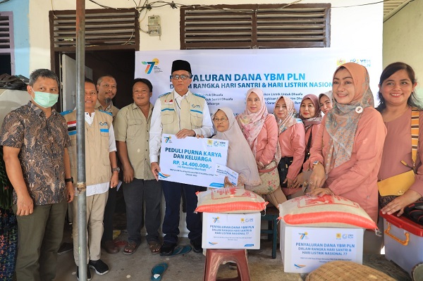 YBM PLN Salurkan Bantuan  Dalam Rangka Hari Santri dan HLN Ke- 77