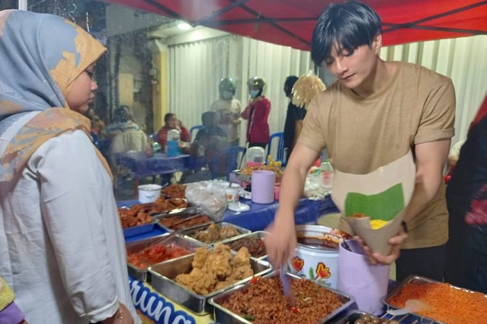 Disebut Mirip Lee Min Ho, Penjual Nasi Kuning Di-bully, tapi Jualannya Laku Keras