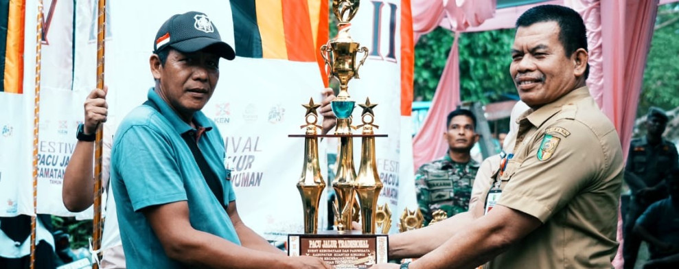 Asisten III S Kuansing Rustam Tutup  Pacu Jalur di Tepian Tigo Muaro Inuman