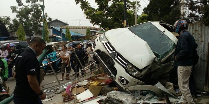 NGERIII...Pajero Sport ‘Terbang’, Nyawa 2  Mahasiswa Melayang, 3 Luka-luka 