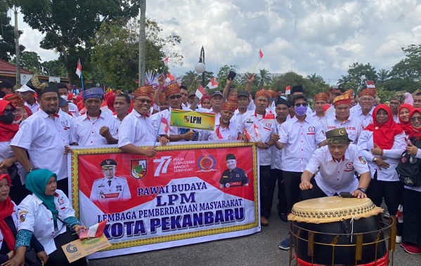 500-an  Massa LPM Pekanbaru Penuhi Pawai Budaya di Gedung Daerah Riau