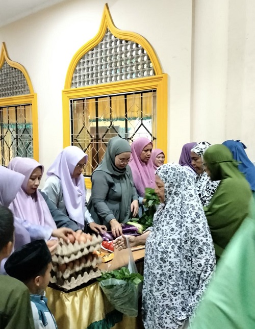 DWP Dinas Perkebunan Bagikan Sayur Gratis Bagi Jemaah Sholat Subuh