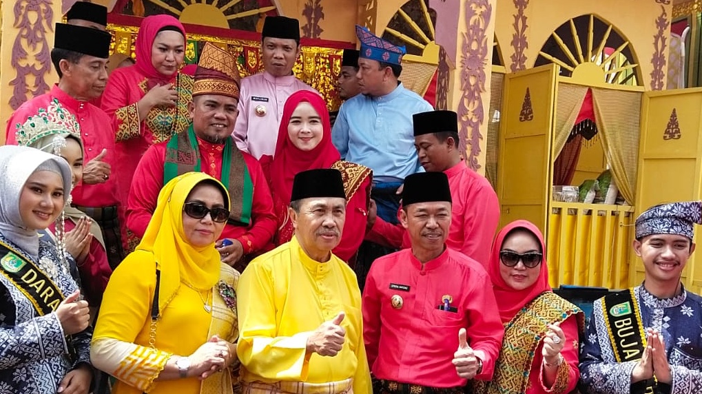 Ribuan Warga Tumpah Ruah Menyaksikan Penampilan 12 Kafilah MTQ XL Riau Di Rohil