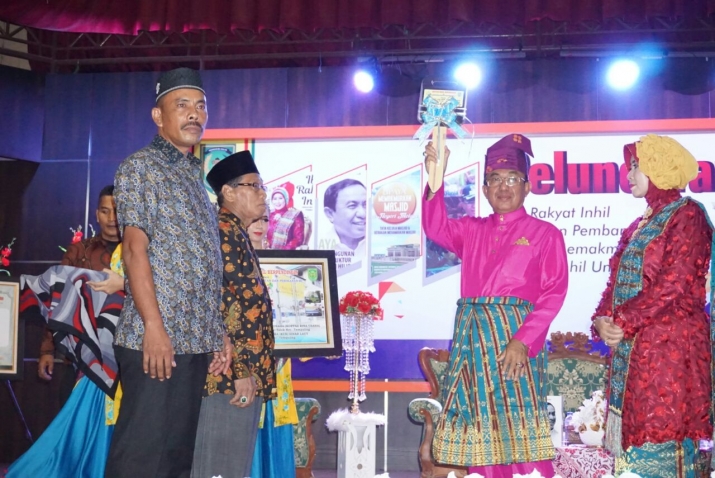 Launching Buku Biografi Bupati Inhil dan Isteri di Tembilahan