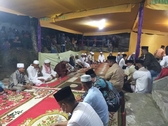 Gelar Syukuran Kemenangan Pilkada Rohil,  Warga Sedinginan Lakukan Atit Togak