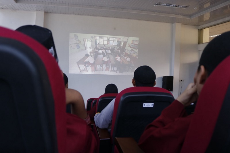 Memperkaya Literasi Siswa dengan  Nonton Film Pendek di Studio Mini Perpustakaan Tenas Effendy