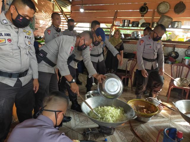 Sat Brimob Polda Riau Batalyon B Manggala Junction Buka Dapur Umum untuk Warga