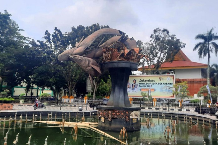 Tugu  Selais di Jalan Sudirman  Pekanbaru  Patah