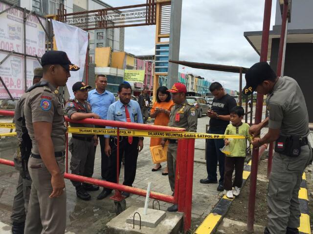 Turunkan Satu Pleton, Satpol PP Segel Ramayana Pangkalan Kerinci