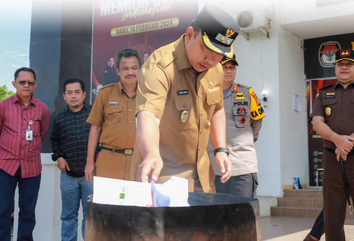 Wabup Siak Hadiri Pemusnahan Surat Suara Pemilu Rusak dan Berlebih