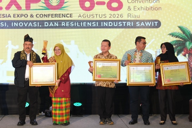 Komitmen Lindungi Petani Sawit, Bupati Siak Afni Zulkifli Raih Penghargaan SIEXPO 2026