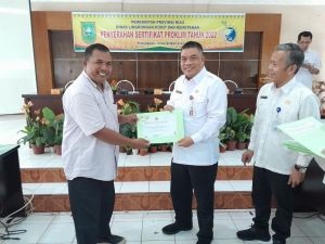 LHK Riau Serahkan 63 Sertifikat Program Kampung Iklim