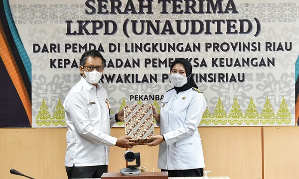 Bupati Inhu Serahkan LKPD 2021 Kepada BPK RI