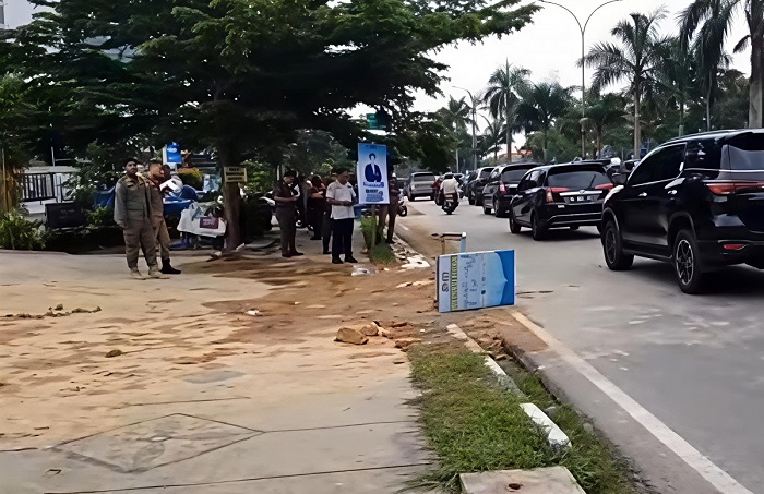 Ceceran Tanah Timbun di Jalan Sudirman Buat Pemotor Celaka