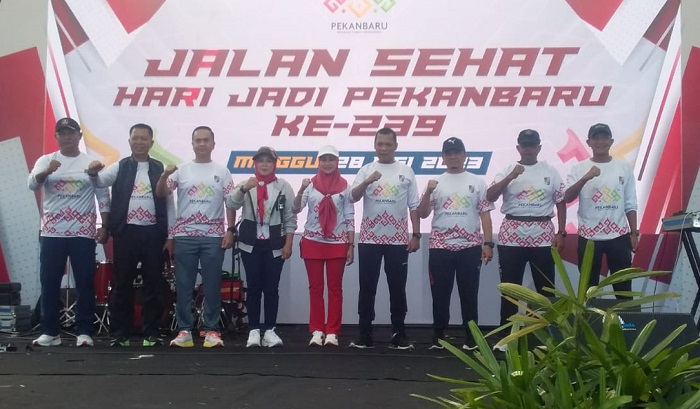 Warga Tumpah Ruah di Gerak Jalan Sehat Hari Jadi Pekanbaru Ke-239