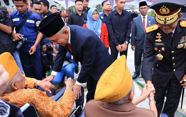 Sempena Hari Pahlawan, Gubri Serahkan  Bantuan 60 Kursi Roda untuk Veteran, 'Tetap Semangat Ya Pak'