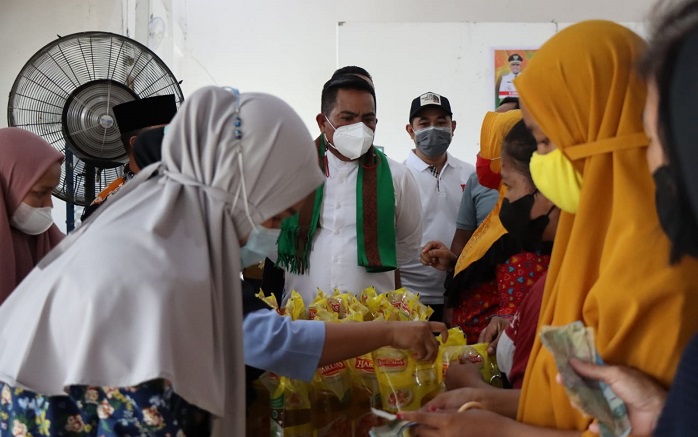 Pemkab Pelalawan dan PT IIS Lakukan Operasi Pasar Minyak Goreng di Pangkalan Kerinci