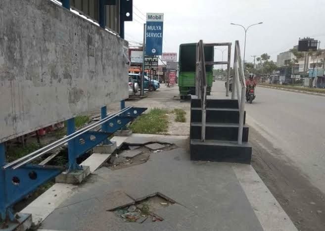 INI PEKANBARU WAK... Gagang Halte Transmetro pun Dilibas Maling Besi...