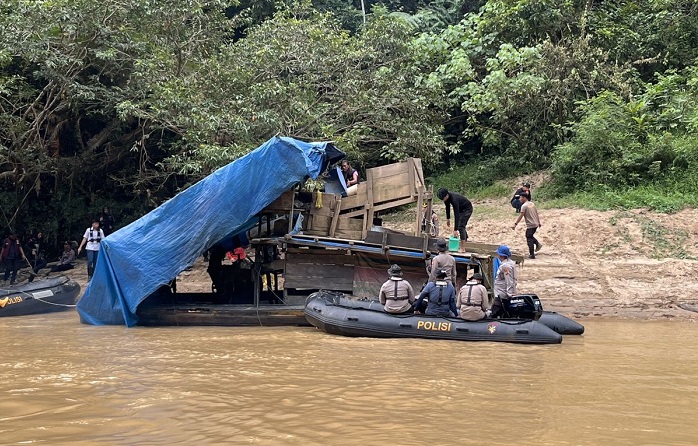 Puluhan Rakit PETI Hangus Dibakar Demi Air Sungai Kuantan Jernih