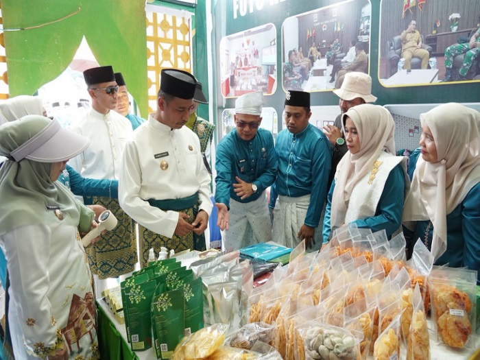 Bupati dan Forkopimda Tinjau Stand UMKM di Arena MTQ  TIngkat Kabupaten di Kampar Utara