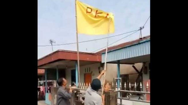 Heboh! Pria Tua Kibarkan Bendera Kuning Bertuliskan PKI