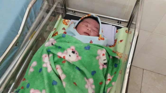 MENDEBARKAN...Begini Detik-detik Bayi 5,8 Kg Lahir, Tim Medis Sempat Bingung karena Tak Mungkin Operasi