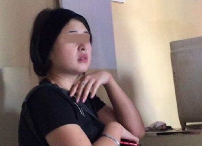 'Lepaskan Saya,' Wanita Cantik Berhidung Mancung Ini Merengek di Dalam Kamar 23