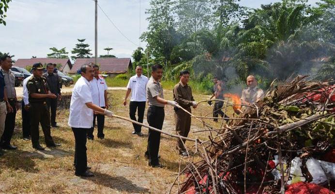 Polres Siak Musnahkan Bawang Merah Ilegal dan Sabu-Sabu