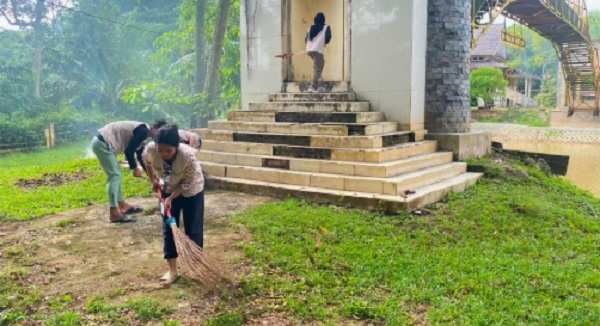 Sinergi Bersama Kampus, Pemkab Inhu Goro Bersihkan Objek Wisata Danau Menduyan